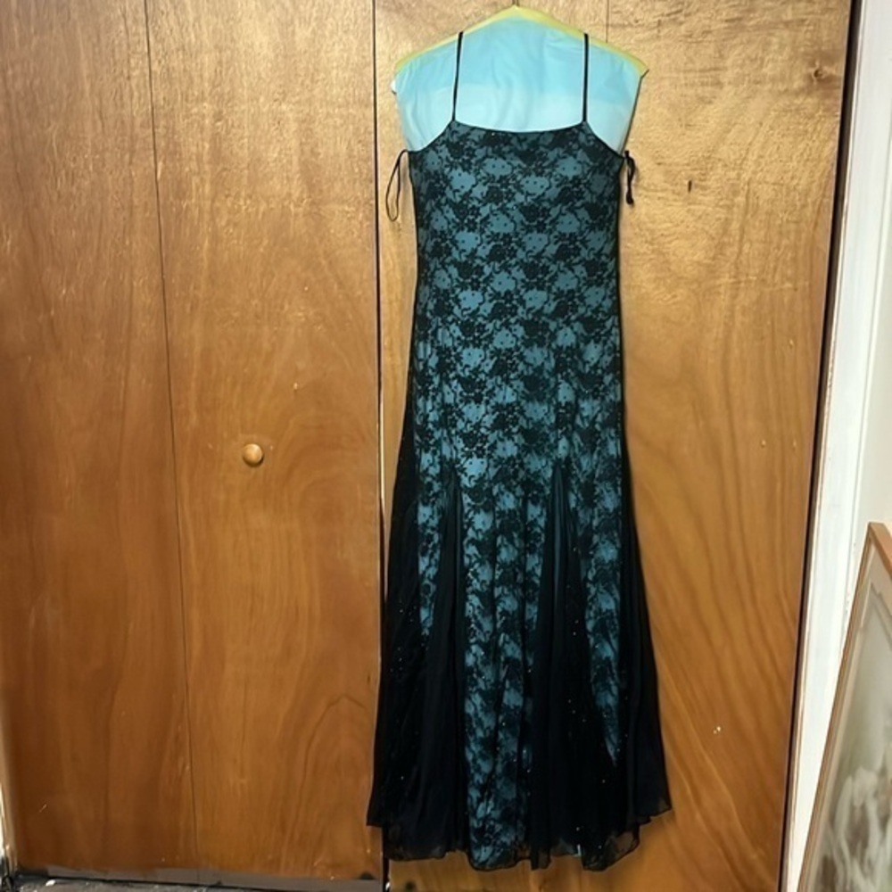 CW Deigns Floral Glown